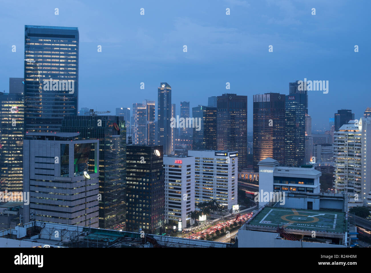 Jakarta, Indonesia - 11 Novembre 2018: twilight oltre il Jakarta moderno quartiere degli affari lungo Jalan Sudirman, un viale principale in Indonesia capitale Foto Stock