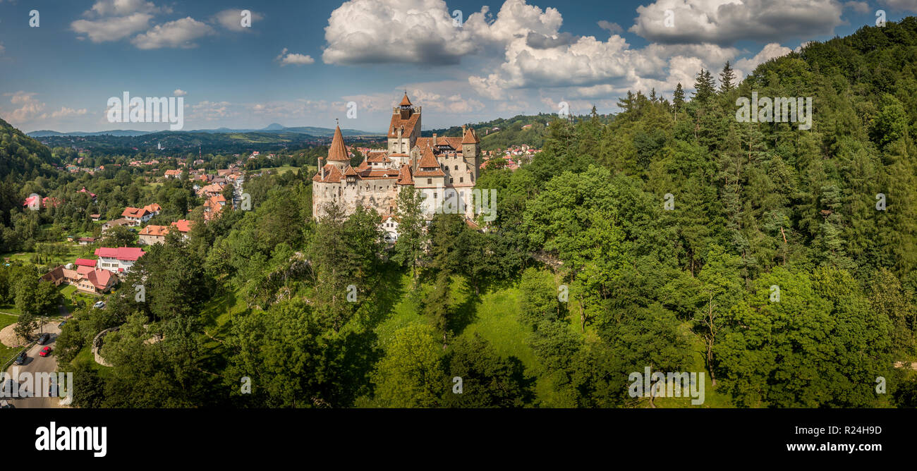 Panoramica aerea del castello di Dracula a Bran, Transilvania, Romania ampiamente associato con Vlad Tepes vicino a Brasov Foto Stock