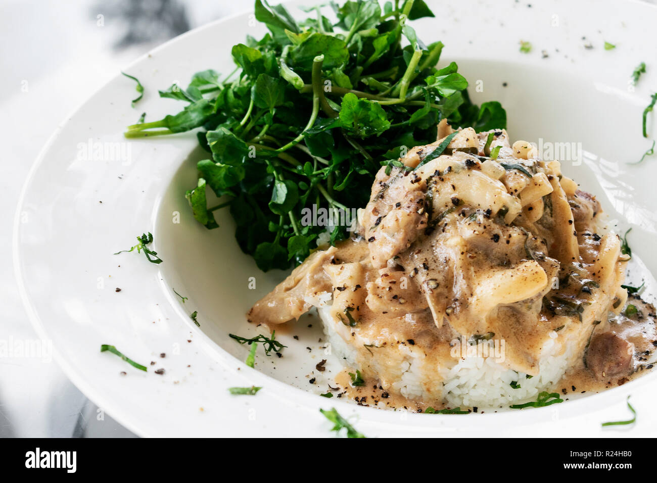 La carne di maiale Stroganoff con crema di funghi e la salsa di paprika pasto gourmet nel ristorante Foto Stock