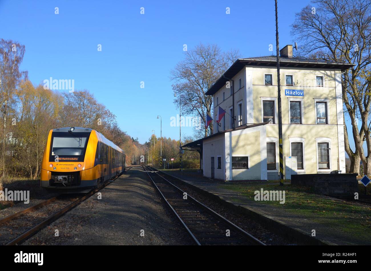 Hazlov (Haslau) in Westböhmen, Tschechische Republik. Herbststimmung am Bahnhof. Zug der Oberpfalzbahn nach Marktredwitz. Foto Stock
