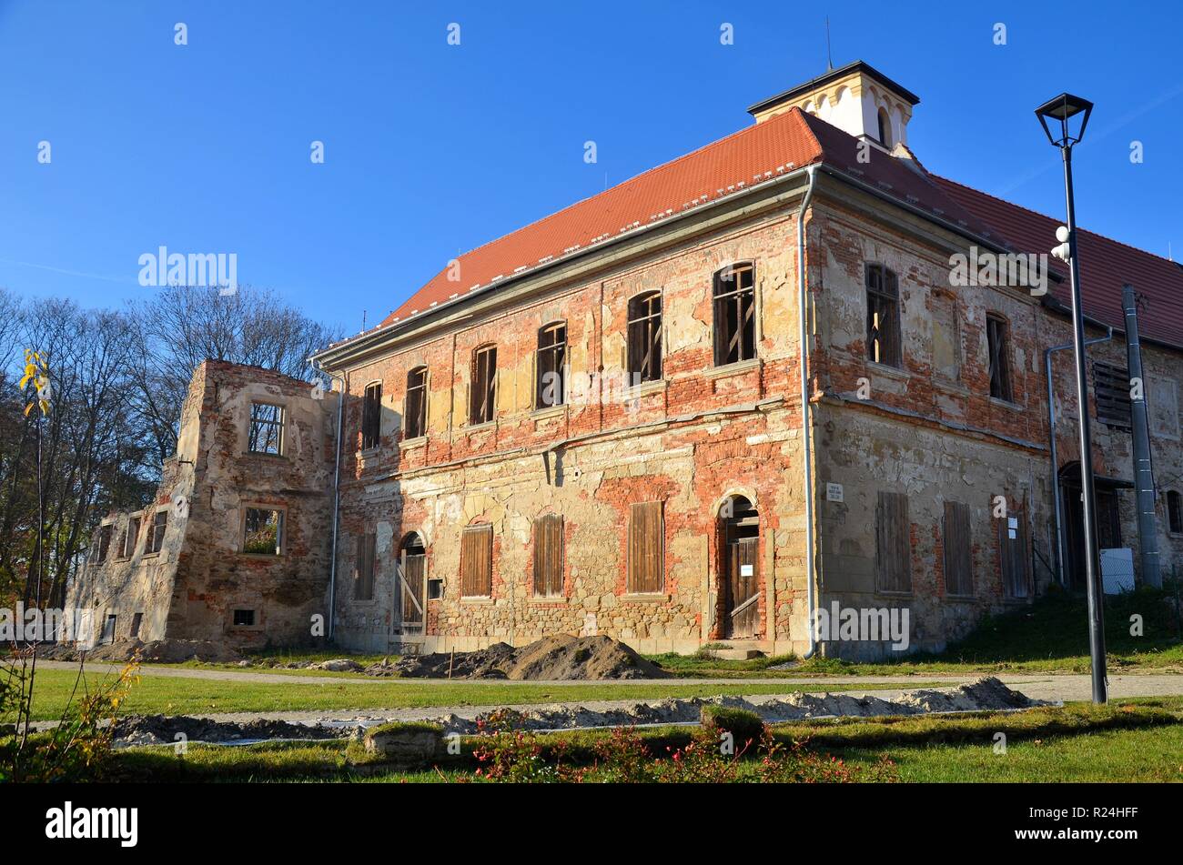 Hazlov (Haslau) in Westböhmen, Tschechische Republik. Herbststimmung an der Schlossruine und der Schlosskirche Foto Stock
