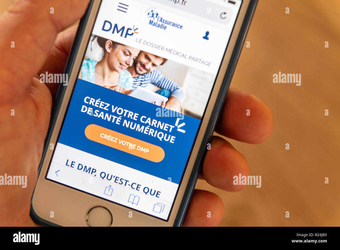 Parigi, Francia - 15 Novembre 2018 : assicurazione malattia francese sito web, presentando il nuovo 'Shared fascicolo medico'(DMP), su uno smartphone. Foto Stock