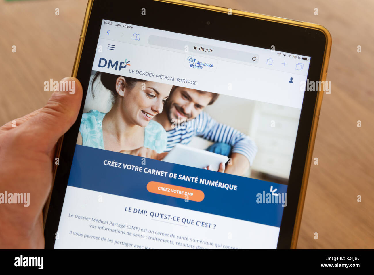 Parigi, Francia - 15 Novembre 2018 : assicurazione malattia francese sito web, presentando il nuovo 'Shared fascicolo medico'(DMP), su una tavoletta digitale. Foto Stock