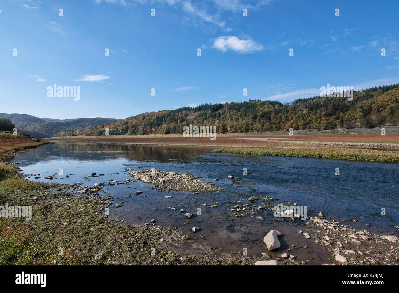 Il quasi-secco alveo del lago Edersee, Kellerwald-Edersee Parco Nazionale. Foto Stock