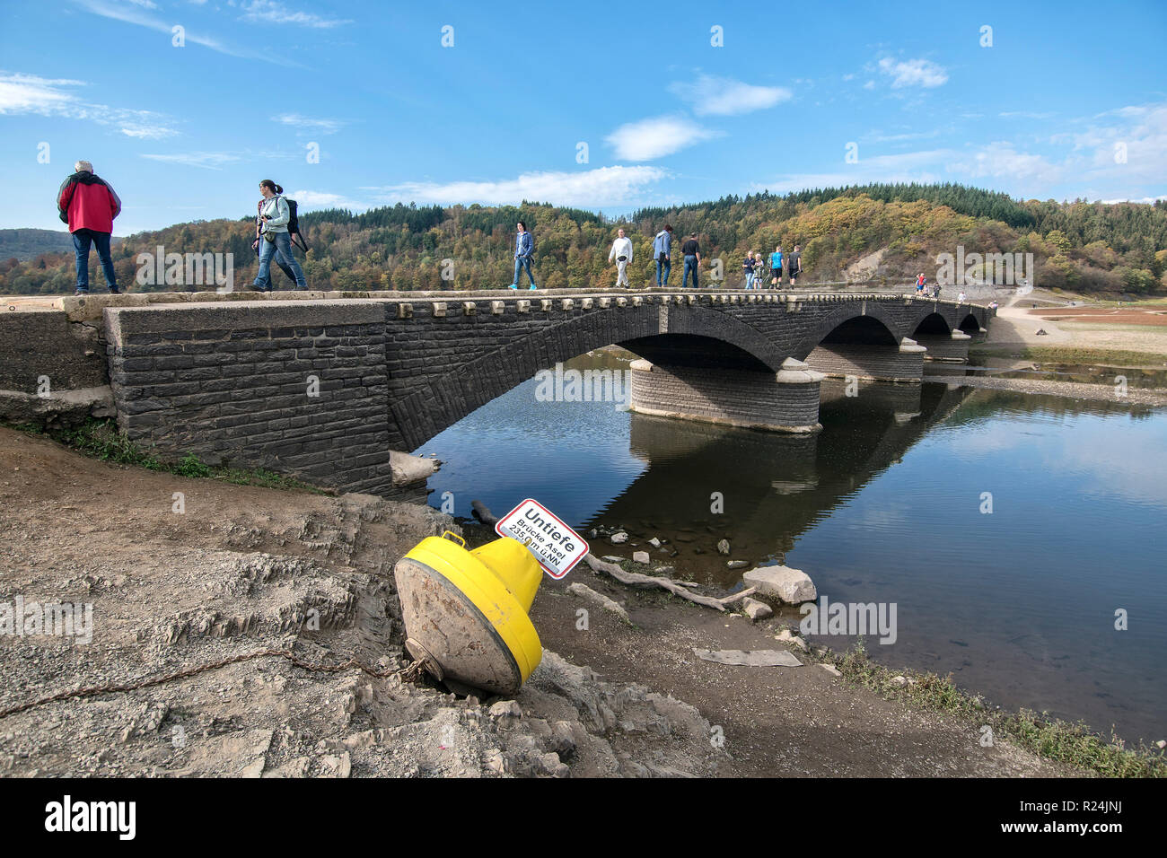 Aseler ponte sopra il quasi a secco di lago Edersee Kellerwald-Edersee nel Parco Nazionale. Foto Stock