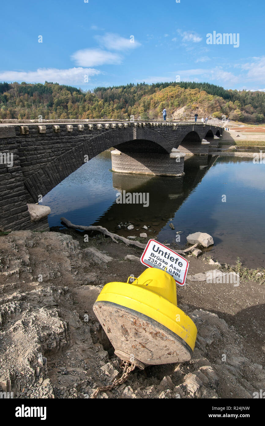 Aseler ponte sopra il quasi a secco di lago Edersee Kellerwald-Edersee nel Parco Nazionale. Foto Stock