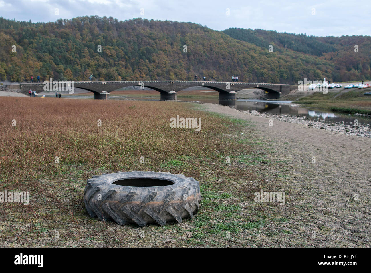 Aseler ponte in quasi a secco di lago Edersee Kellerwald-Edersee nel Parco Nazionale. Foto Stock