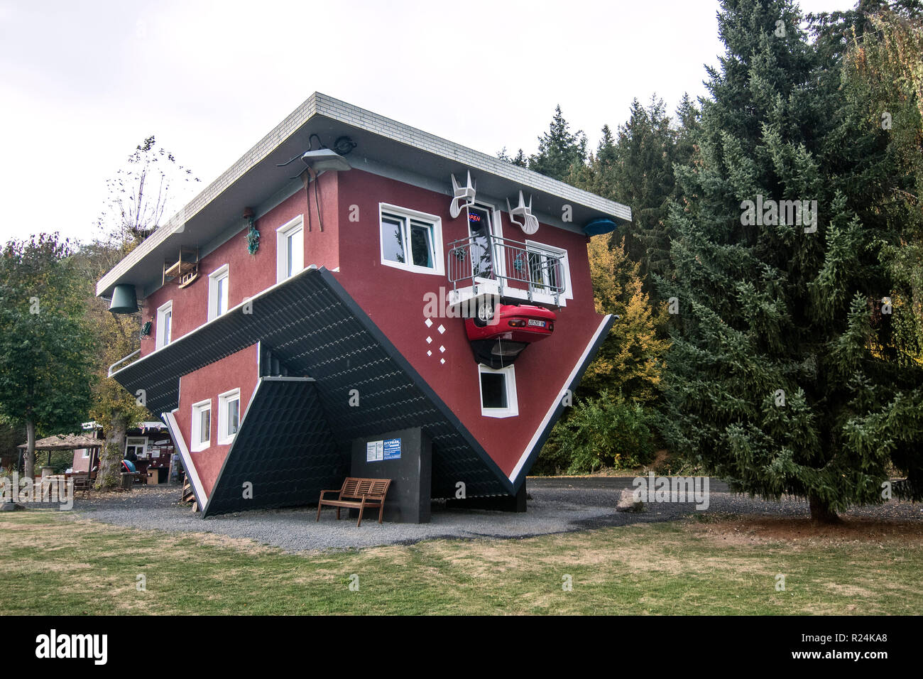 Il 'Crazy House' al Edersee serbatoio in Assia settentrionale. Strano upside-down house che si possono visitare. Foto Stock