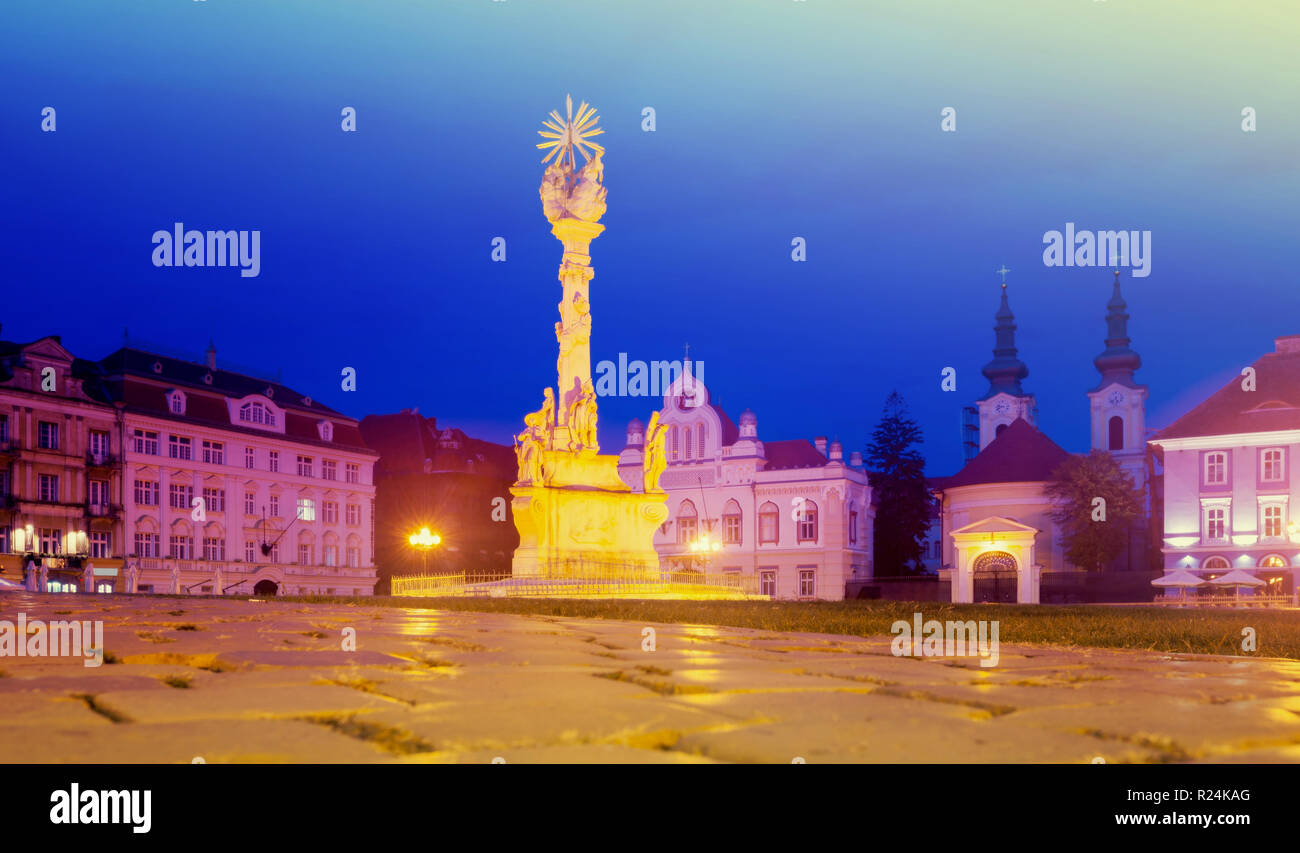 Vista notturna della Trinità illumina la colonna sulla Piazza Unirii, Timisoara, Romania Foto Stock