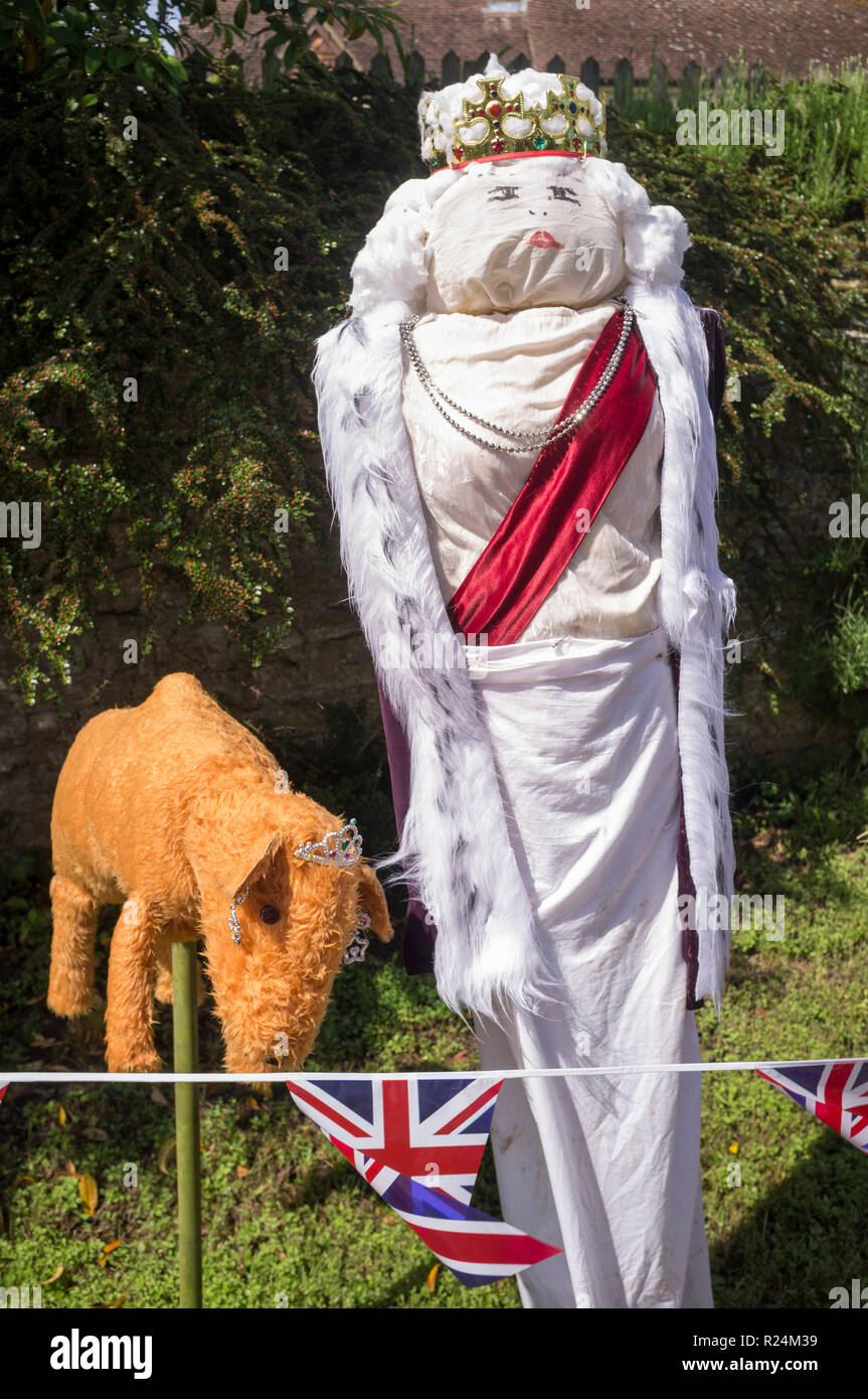 Lo Spaventapasseri effige della Regina e una Royal Corgi presso la strada festa per celebrare la regina ufficiale del novantesimo compleanno, grande Hasely, Oxfordshire, Foto Stock