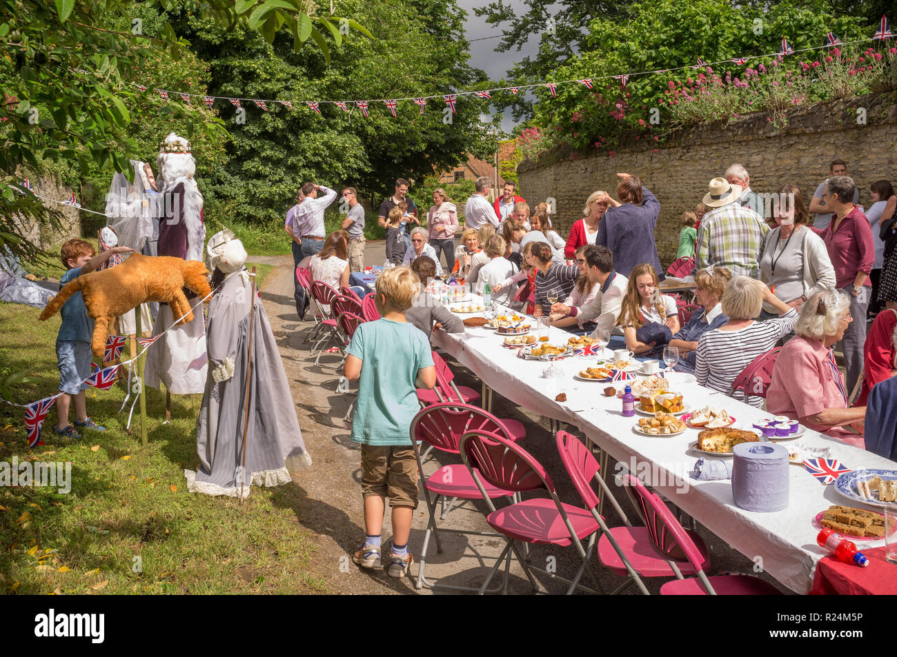 Street party per celebrare la regina ufficiale del novantesimo compleanno, grande Hasely, Oxfordshire Foto Stock