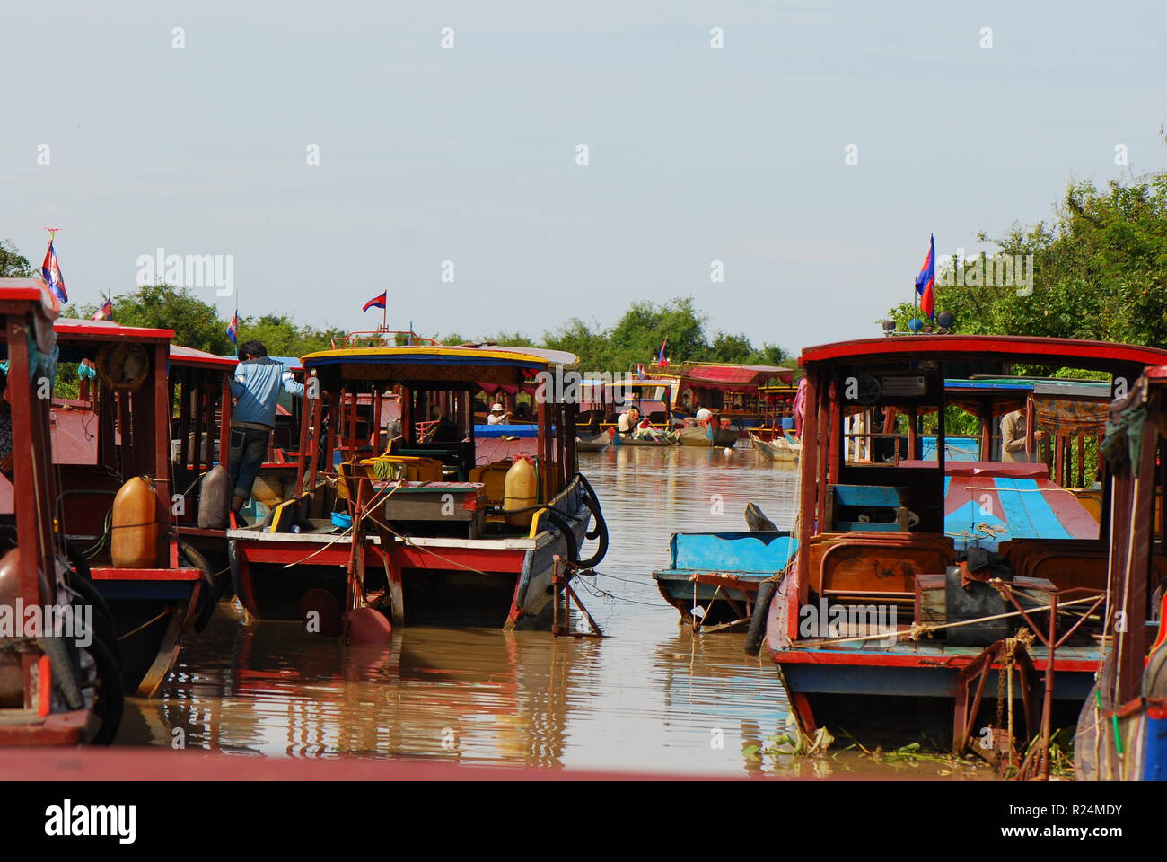 Il villaggio galleggiante del lago Tonle Sap e guida in barca. Foto Stock