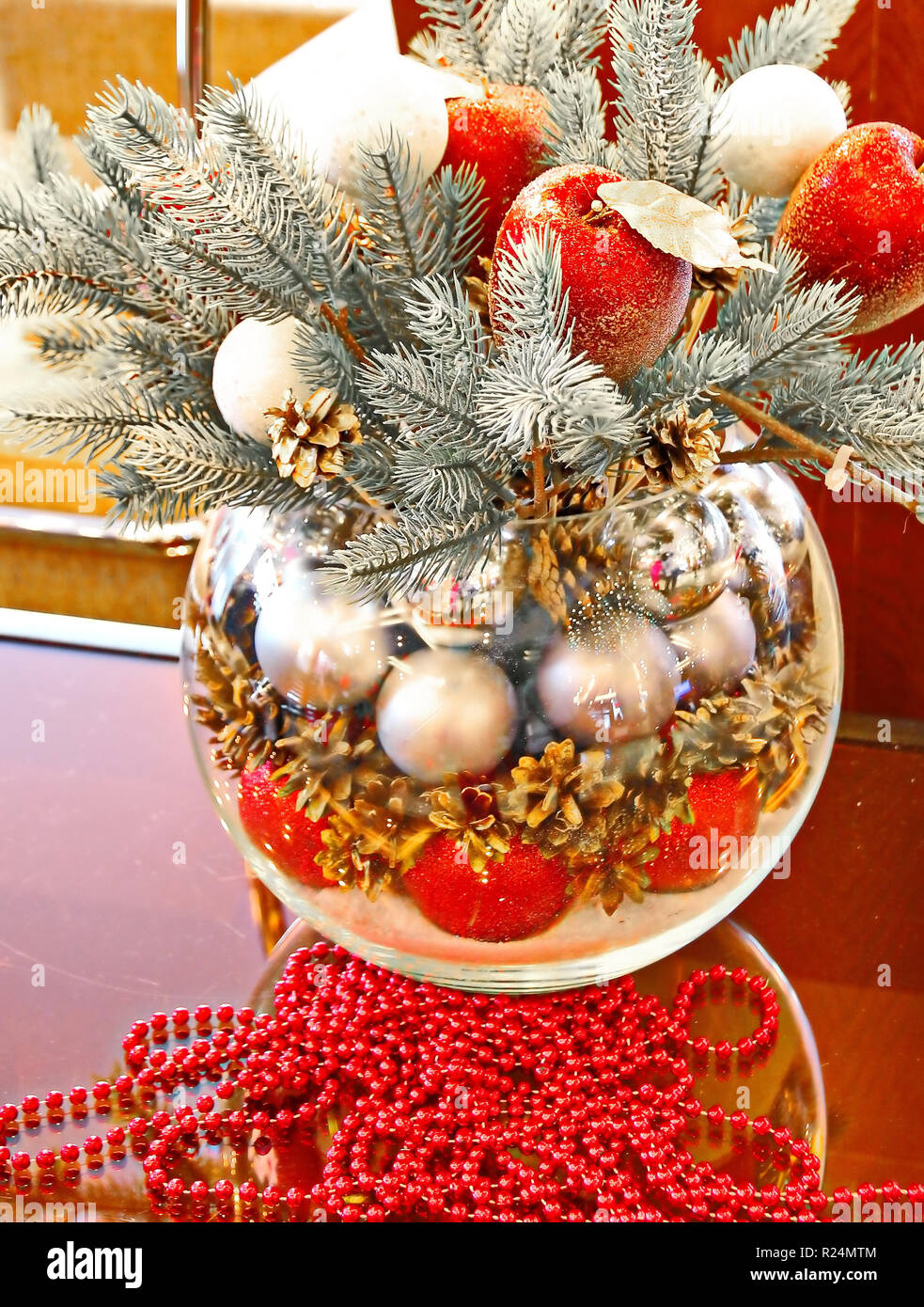 Vacanze di Natale composizione con mele rosse, argento sfere, andglass vaso Foto Stock