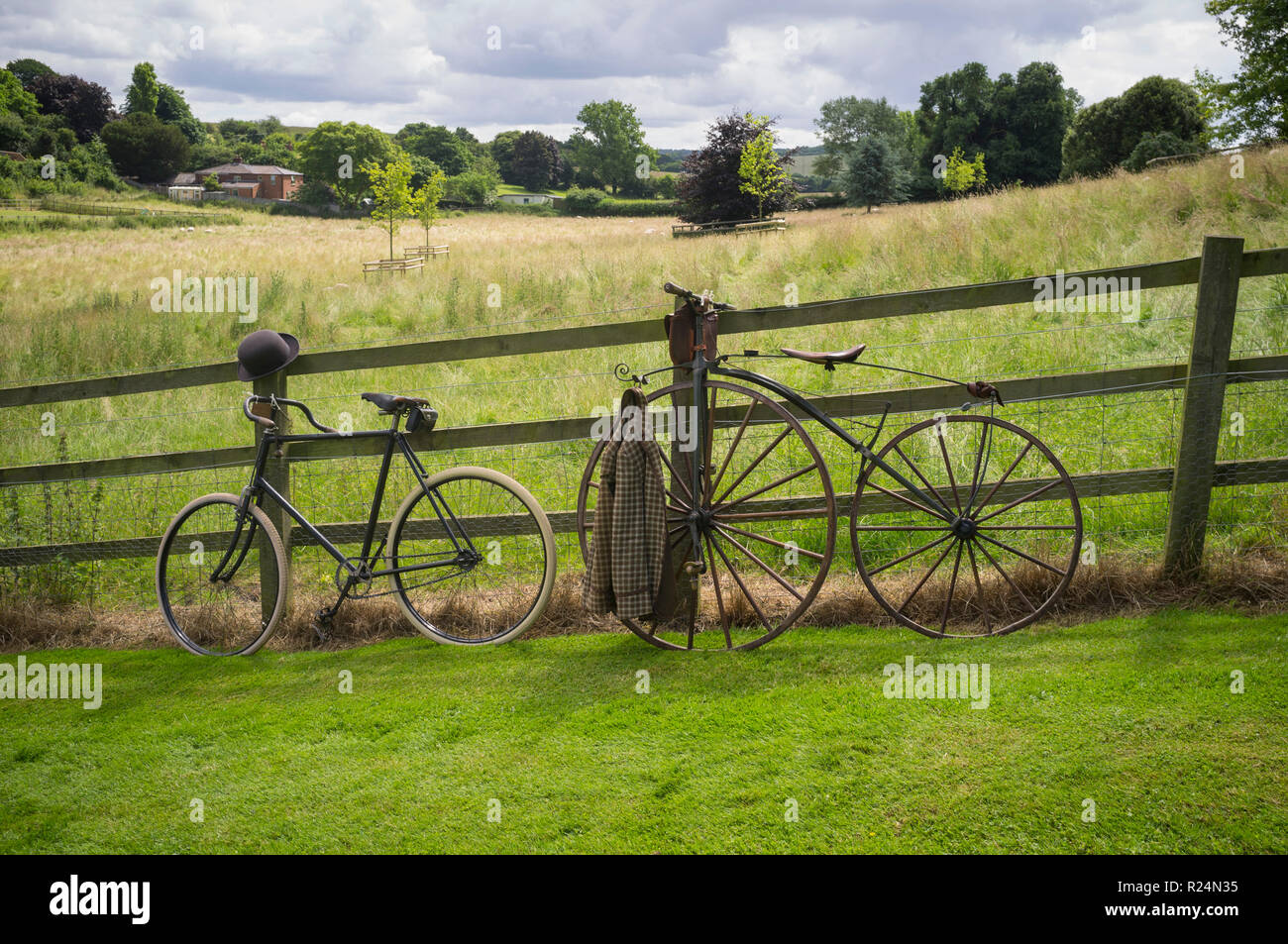 Cicli di veterano magra contro una staccionata in legno a Ewelme, Oxfordshire, sulla relazione annuale di Benson veterano Rally del ciclo Foto Stock