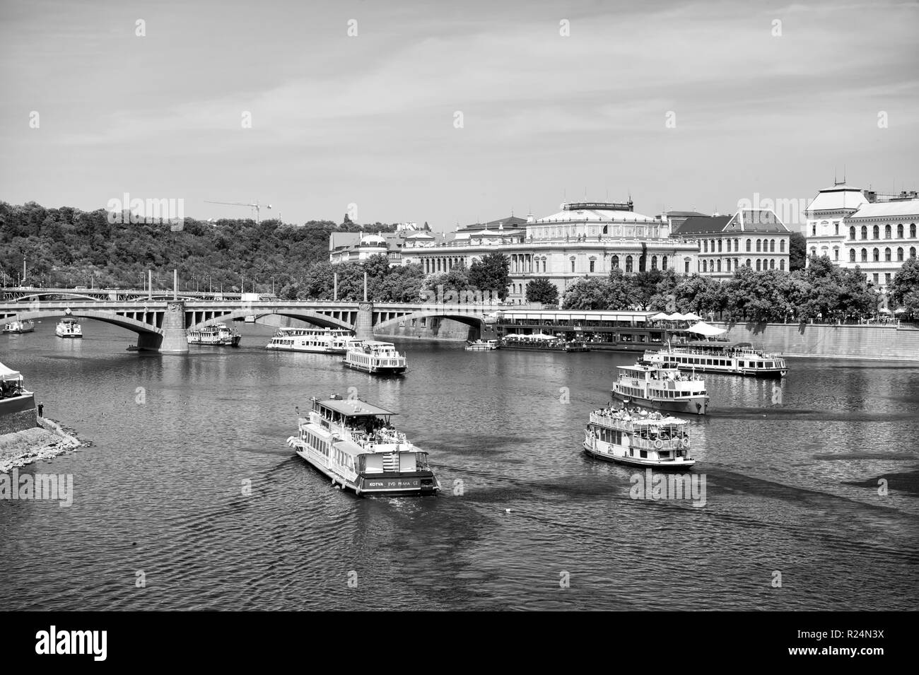 Praga, Repubblica Ceca - Giugno 03, 2017: imbarcazioni da diporto sul fiume Vltava. Holiday cruiser navi sul paesaggio urbano sul cielo blu. Vacanze estive e wanderlust. Viaggio per il trasporto d'acqua. Foto Stock