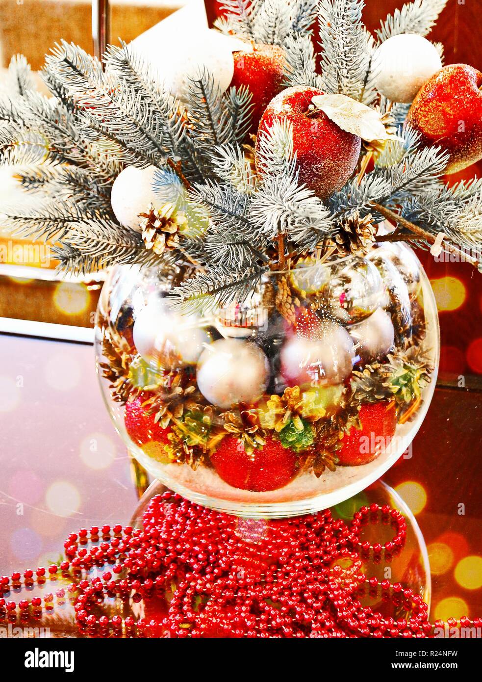Vacanze di Natale composizione con mele rosse e vaso di vetro Foto Stock