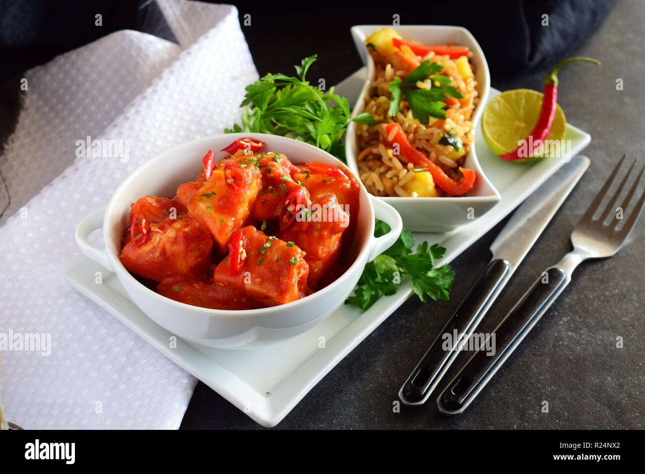 Spezzatino di pollo con ananas e peperoncino Salsa di pomodoro in una ciotola bianco servito con riso bollito con verdure. Mangiare sano concetto Foto Stock