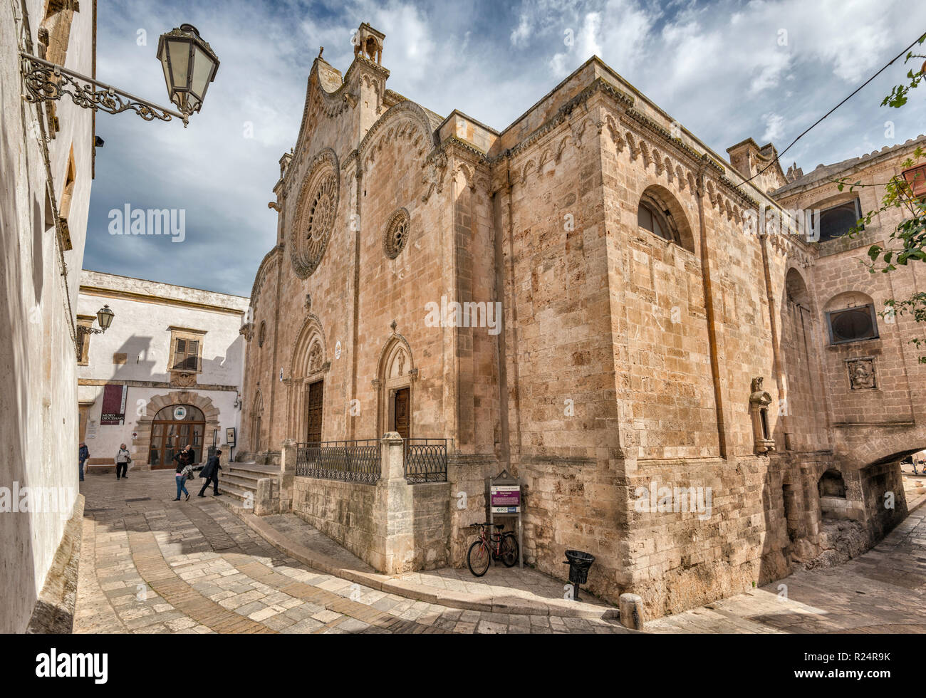 Santa Maria Assunta Basilica Cattedrale di Santa Maria Assunta del XV secolo, in stile romanico-gotico, in Ostuni, Puglia, Italia Foto Stock
