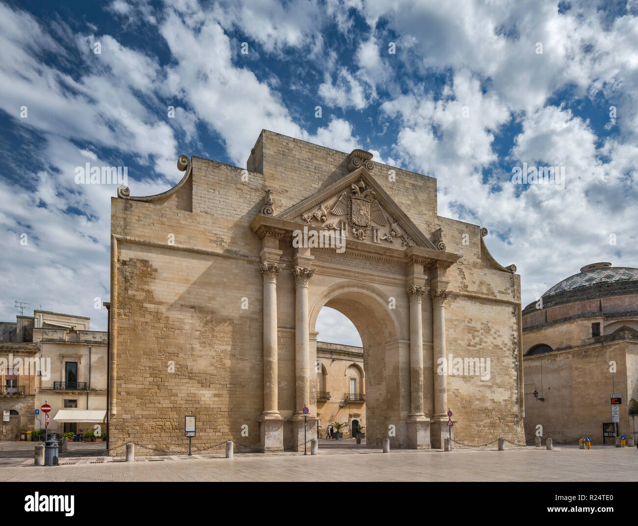 Porta Napoli, XVI secolo, archway, in Lecce, Puglia, Italia Foto Stock