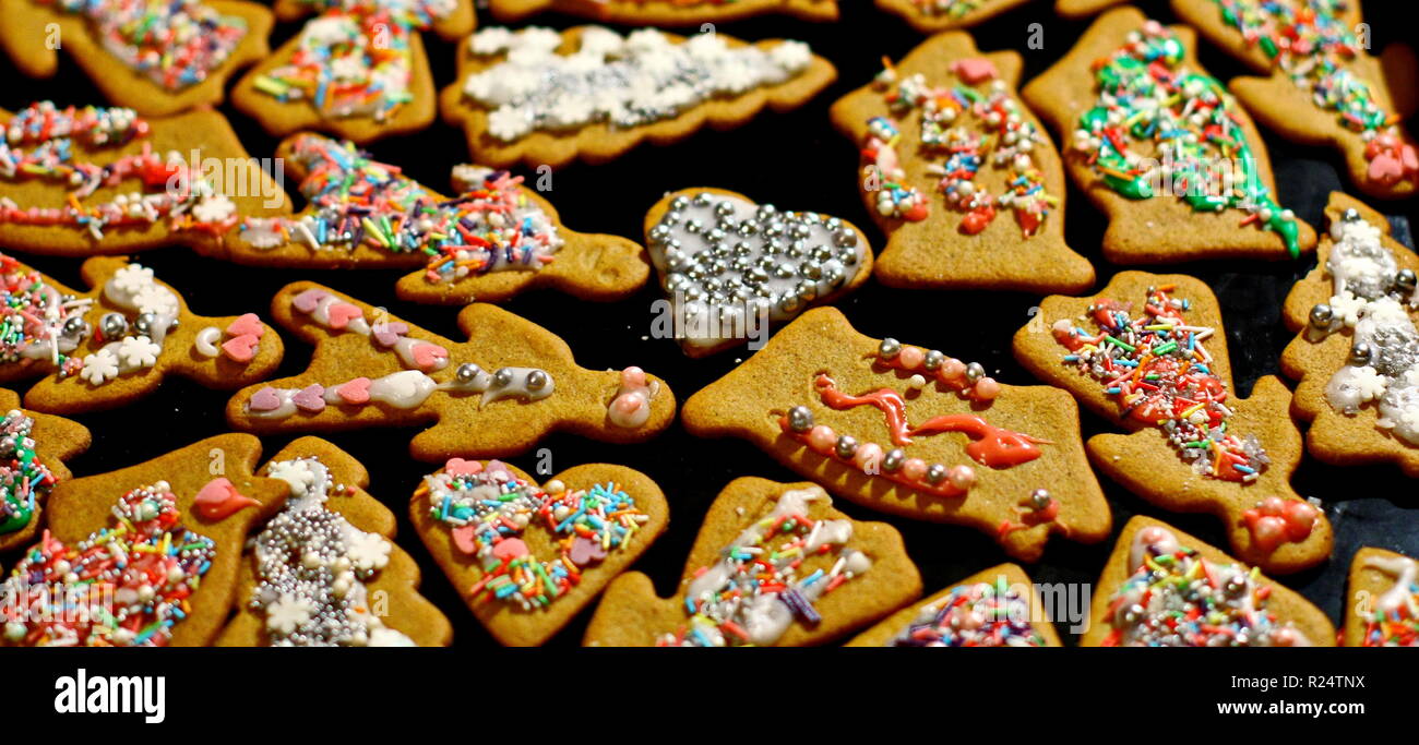 In casa biscotti di Natale al buio su un tavolo Foto Stock