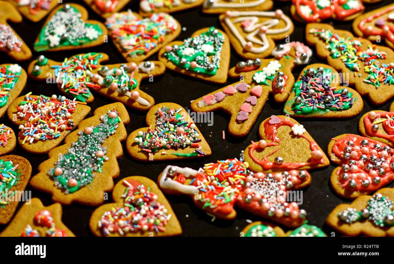 In casa biscotti di Natale al buio su un tavolo Foto Stock