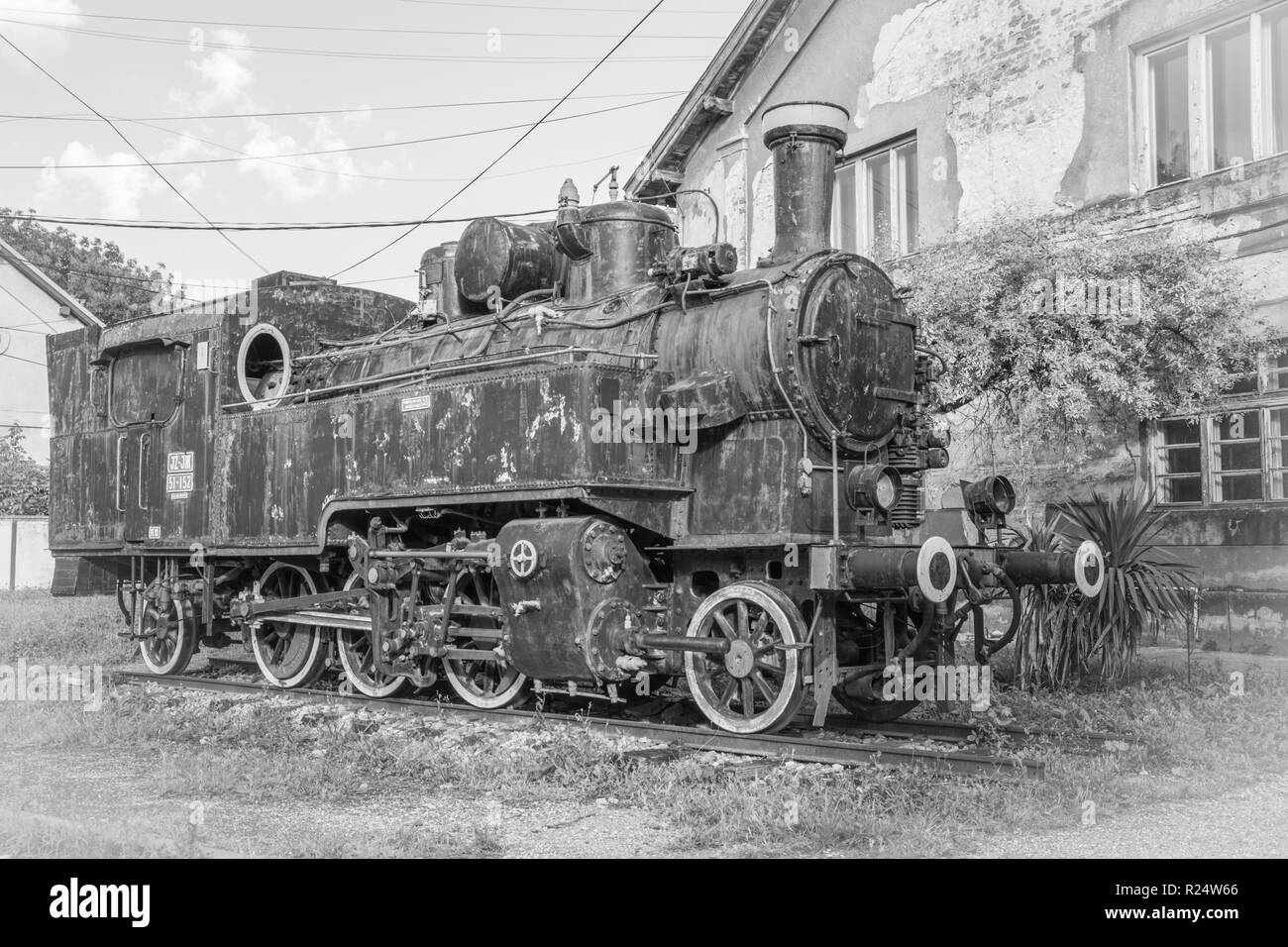 Vecchio treno jugoslavo nei pressi della vecchia stazione ferroviaria nella città di Vrsac Serbia Est Europa, in bianco e nero Foto Stock