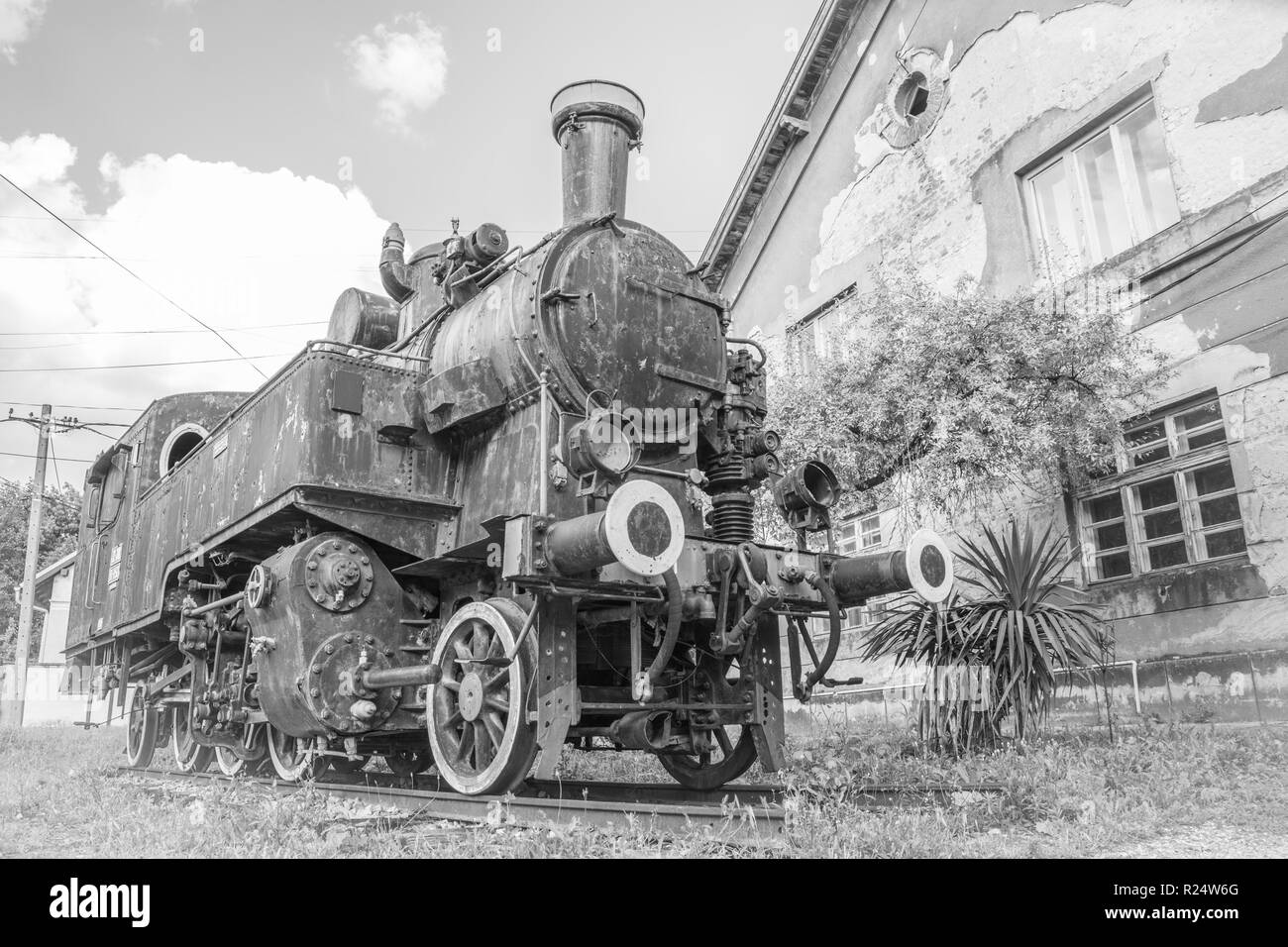 Treno jugoslavo nei pressi della vecchia stazione ferroviaria nella città di Vrsac Serbia Est Europa, in bianco e nero Foto Stock