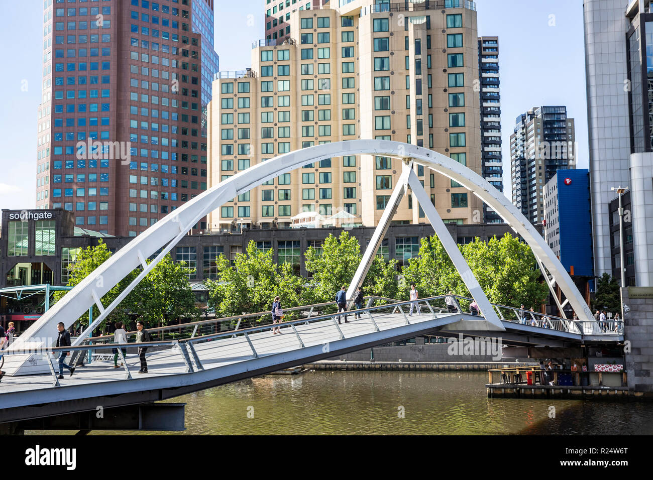 Evan Walker ponte pedonale attraverso il fiume Yarra a Melbourne central business district, Victoria, Australia Foto Stock