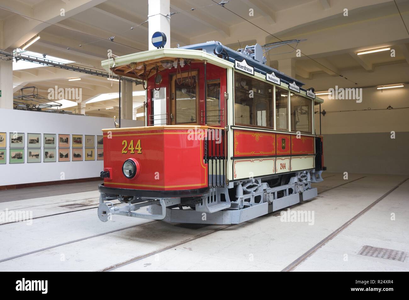 Das Wiener Straßenbahnmuseum ist ein dem öffentlichen Verkehr gewidmetes Museum in Wien und das größte Straßenbahnmuseum der Welt. Der Schwerpunkt der Foto Stock