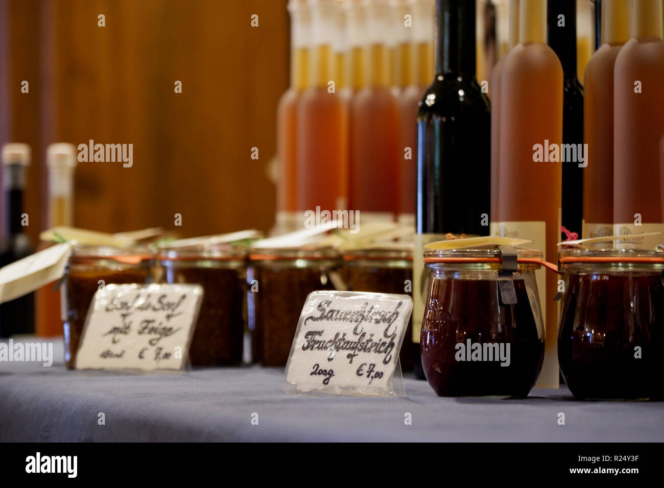 Un display di bottiglie di aceto e prodotti fatti di aceto al Doktorenhof NEL LAND RENANIA-PALATINATO Foto Stock