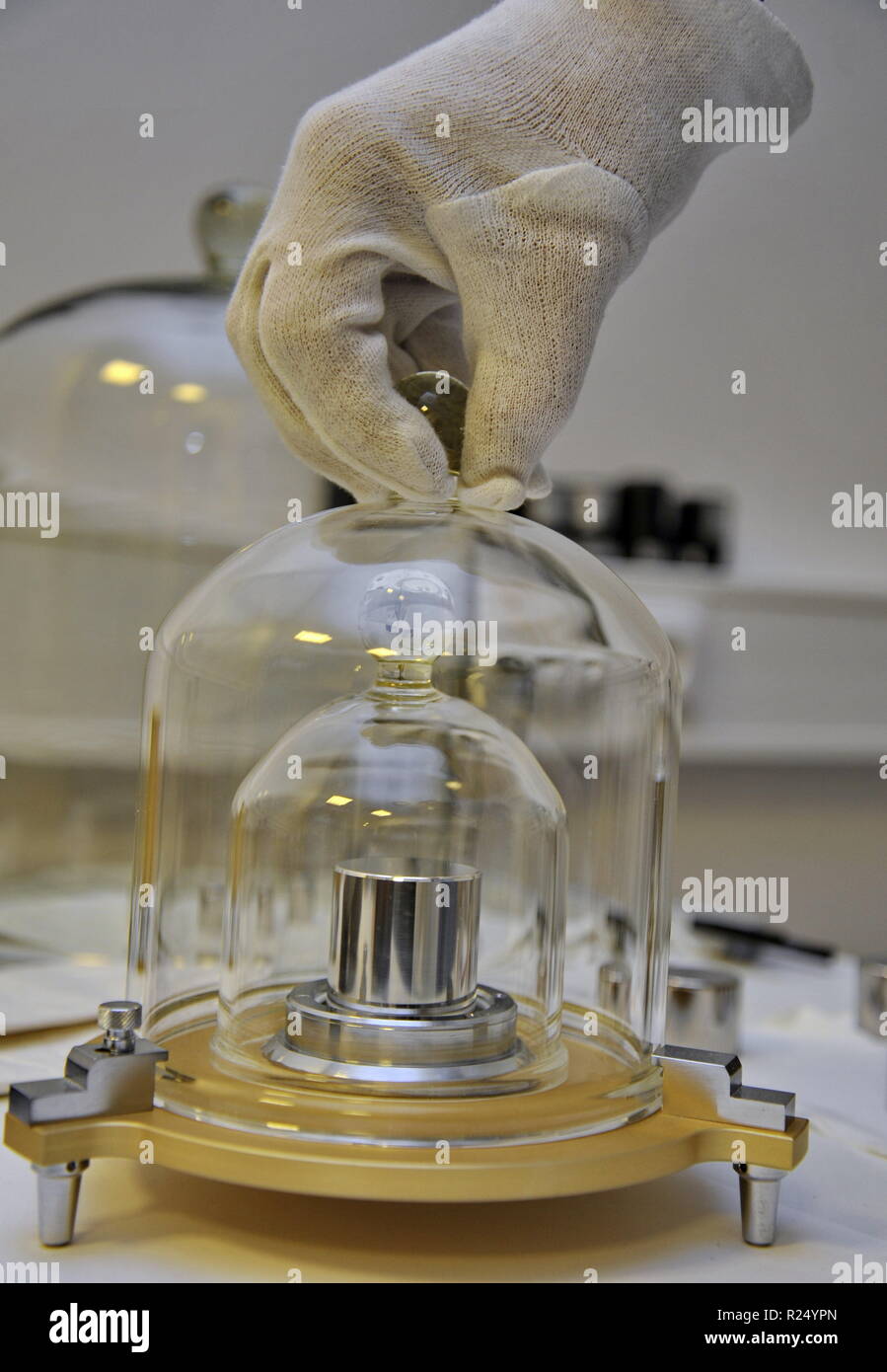 Standard kilogram immagini e fotografie stock ad alta risoluzione - Alamy