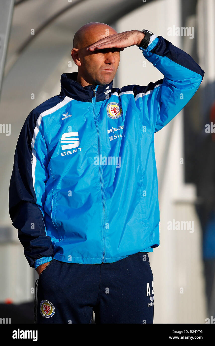 Braunschweig, Germania. Xvi Nov, 2018. Calcio: Test match, Eintracht Braunschweig - 1.FC Magdeburg in Eintracht Stadium. Braunschweig allenatore Andre Schubert. Credito: Joachim Sielski/dpa/Alamy Live News Foto Stock