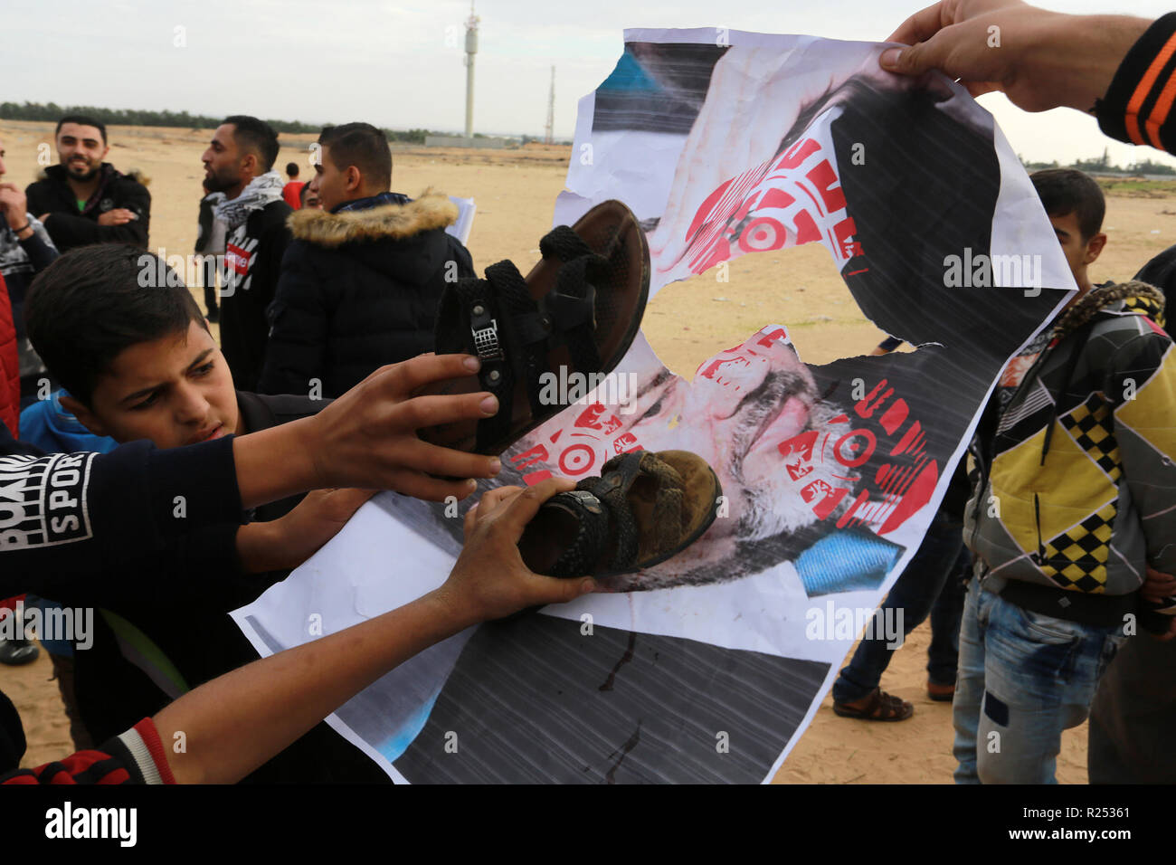 La striscia di Gaza, Territori palestinesi - 16 Novembre, 2018. Palestinesi che partecipano durante un 'Grande marzo del ritorno' dimostrazione vicino confine Israel-Gaza, a est di Rafah nel sud della striscia di Gaza il 16 novembre 2018. ©Abed Rahim Khatib / risveglio / Alamy Live News Foto Stock