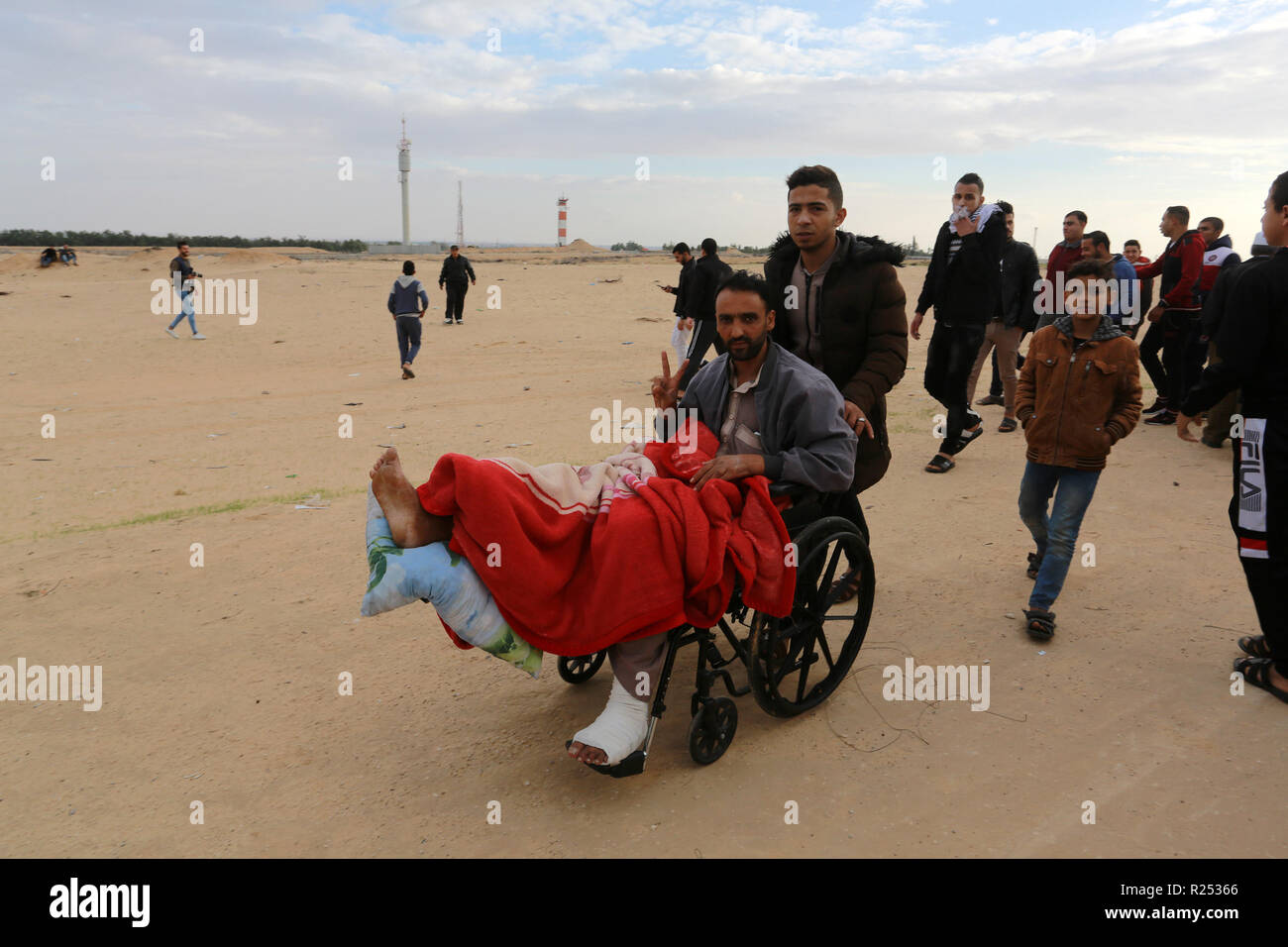 La striscia di Gaza, Territori palestinesi - 16 Novembre, 2018. Palestinesi che partecipano durante un 'Grande marzo del ritorno' dimostrazione vicino confine Israel-Gaza, a est di Rafah nel sud della striscia di Gaza il 16 novembre 2018. ©Abed Rahim Khatib / risveglio / Alamy Live News Foto Stock