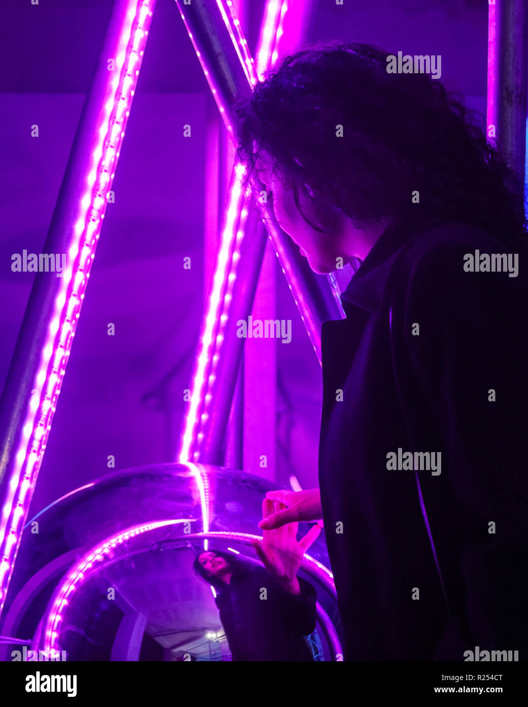 Regent Street, Londra, Regno Unito, 16 Nov 2018. I visitatori hanno divertimento prendendo selfies, guardando le loro riflessioni e la loro posa con la luce colorata di installazioni. Luci di Mulberry è una serie di illuminazione di esperienze interattive che celebrare come luci, colori, forme e le persone si incontrano per creare un moderno britannico di Natale. Esso funziona a 100 Regent Street fino a nov 18 Credito: Imageplotter News e sport/Alamy Live News Foto Stock