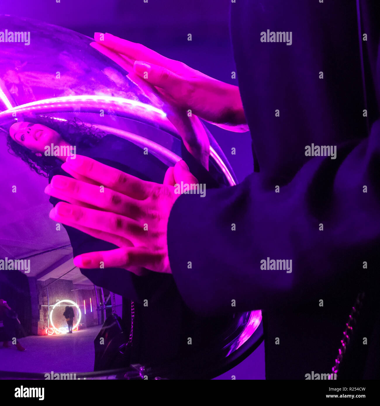 Regent Street, Londra, Regno Unito, 16 Nov 2018. I visitatori hanno divertimento prendendo selfies, guardando le loro riflessioni e la loro posa con la luce colorata di installazioni. Luci di Mulberry è una serie di illuminazione di esperienze interattive che celebrare come luci, colori, forme e le persone si incontrano per creare un moderno britannico di Natale. Esso funziona a 100 Regent Street fino a nov 18 Credito: Imageplotter News e sport/Alamy Live News Foto Stock