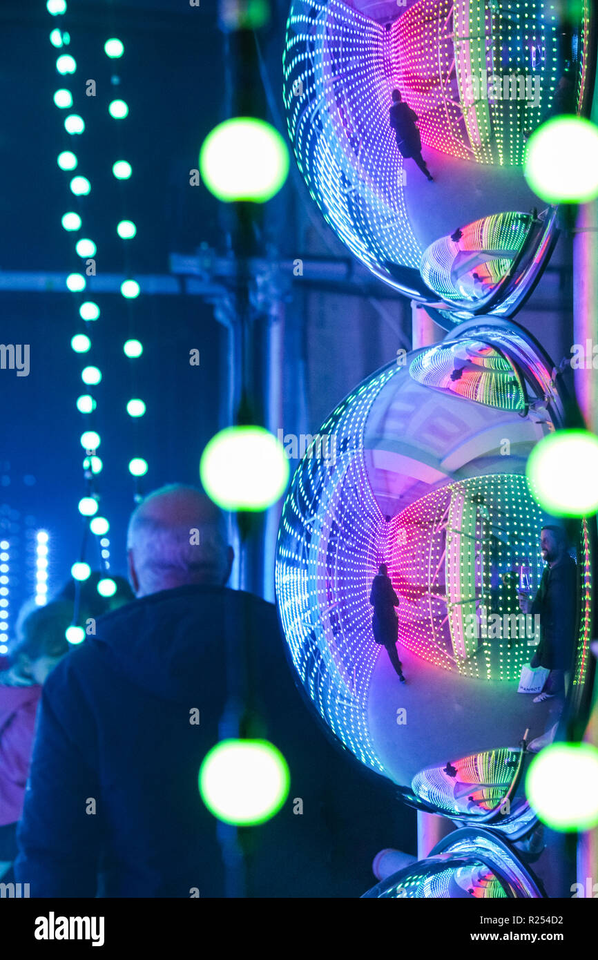 Regent Street, Londra, Regno Unito, 16 Nov 2018. I visitatori hanno divertimento prendendo selfies, guardando le loro riflessioni e la loro posa con la luce colorata di installazioni. Luci di Mulberry è una serie di illuminazione di esperienze interattive che celebrare come luci, colori, forme e le persone si incontrano per creare un moderno britannico di Natale. Esso funziona a 100 Regent Street fino a nov 18 Credito: Imageplotter News e sport/Alamy Live News Foto Stock