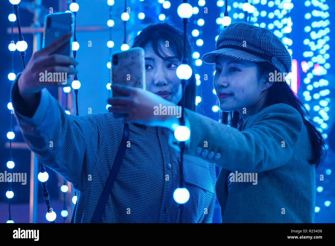 Regent Street, Londra, Regno Unito, 16 Nov 2018. I visitatori hanno divertimento prendendo selfies, guardando le loro riflessioni e la loro posa con la luce colorata di installazioni. Luci di Mulberry è una serie di illuminazione di esperienze interattive che celebrare come luci, colori, forme e le persone si incontrano per creare un moderno britannico di Natale. Esso funziona a 100 Regent Street fino a nov 18 Credito: Imageplotter News e sport/Alamy Live News Foto Stock