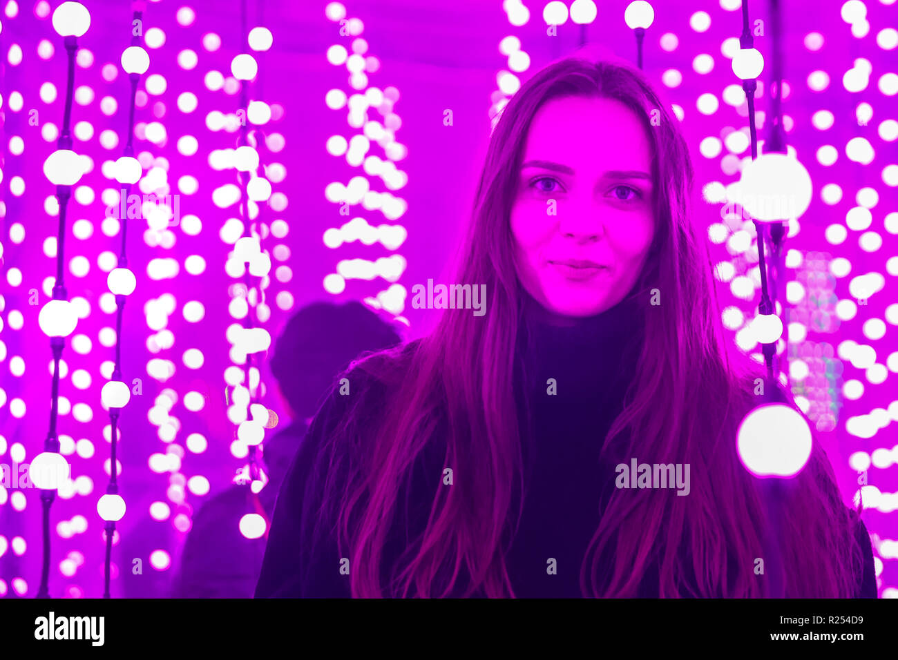 Regent Street, Londra, Regno Unito, 16 Nov 2018. I visitatori hanno divertimento prendendo selfies, guardando le loro riflessioni e la loro posa con la luce colorata di installazioni. Luci di Mulberry è una serie di illuminazione di esperienze interattive che celebrare come luci, colori, forme e le persone si incontrano per creare un moderno britannico di Natale. Esso funziona a 100 Regent Street fino a nov 18 Credito: Imageplotter News e sport/Alamy Live News Foto Stock