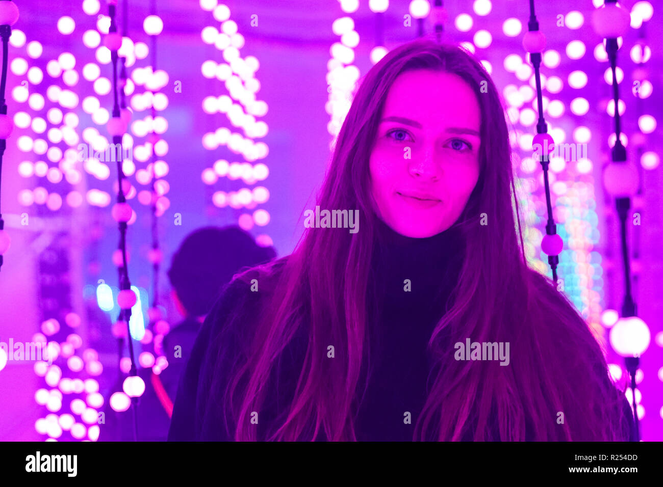 Regent Street, Londra, Regno Unito, 16 Nov 2018. I visitatori hanno divertimento prendendo selfies, guardando le loro riflessioni e la loro posa con la luce colorata di installazioni. Luci di Mulberry è una serie di illuminazione di esperienze interattive che celebrare come luci, colori, forme e le persone si incontrano per creare un moderno britannico di Natale. Esso funziona a 100 Regent Street fino a nov 18 Credito: Imageplotter News e sport/Alamy Live News Foto Stock