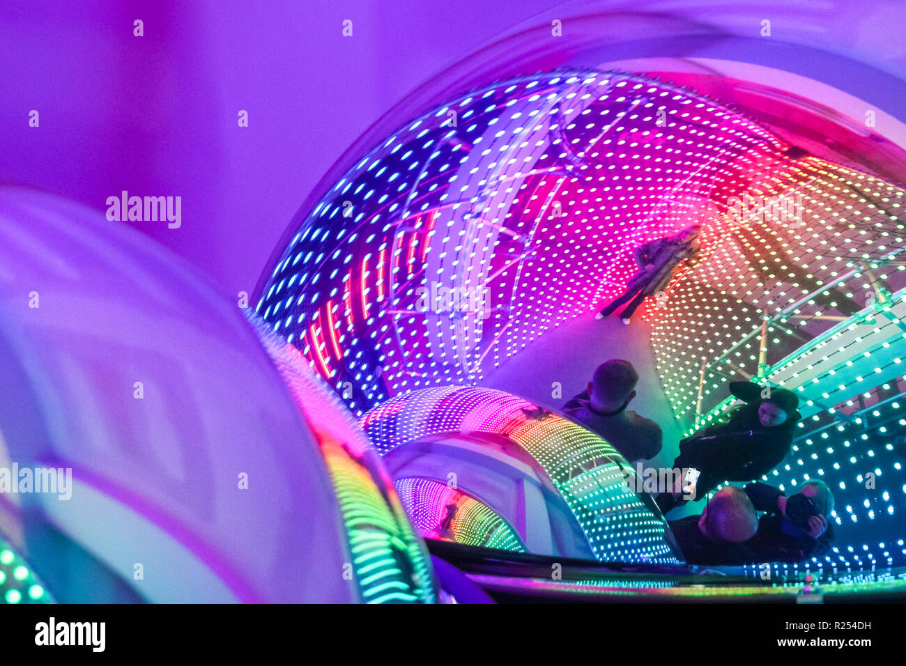 Regent Street, Londra, Regno Unito, 16 Nov 2018. I visitatori hanno divertimento prendendo selfies, guardando le loro riflessioni e la loro posa con la luce colorata di installazioni. Luci di Mulberry è una serie di illuminazione di esperienze interattive che celebrare come luci, colori, forme e le persone si incontrano per creare un moderno britannico di Natale. Esso funziona a 100 Regent Street fino a nov 18 Credito: Imageplotter News e sport/Alamy Live News Foto Stock