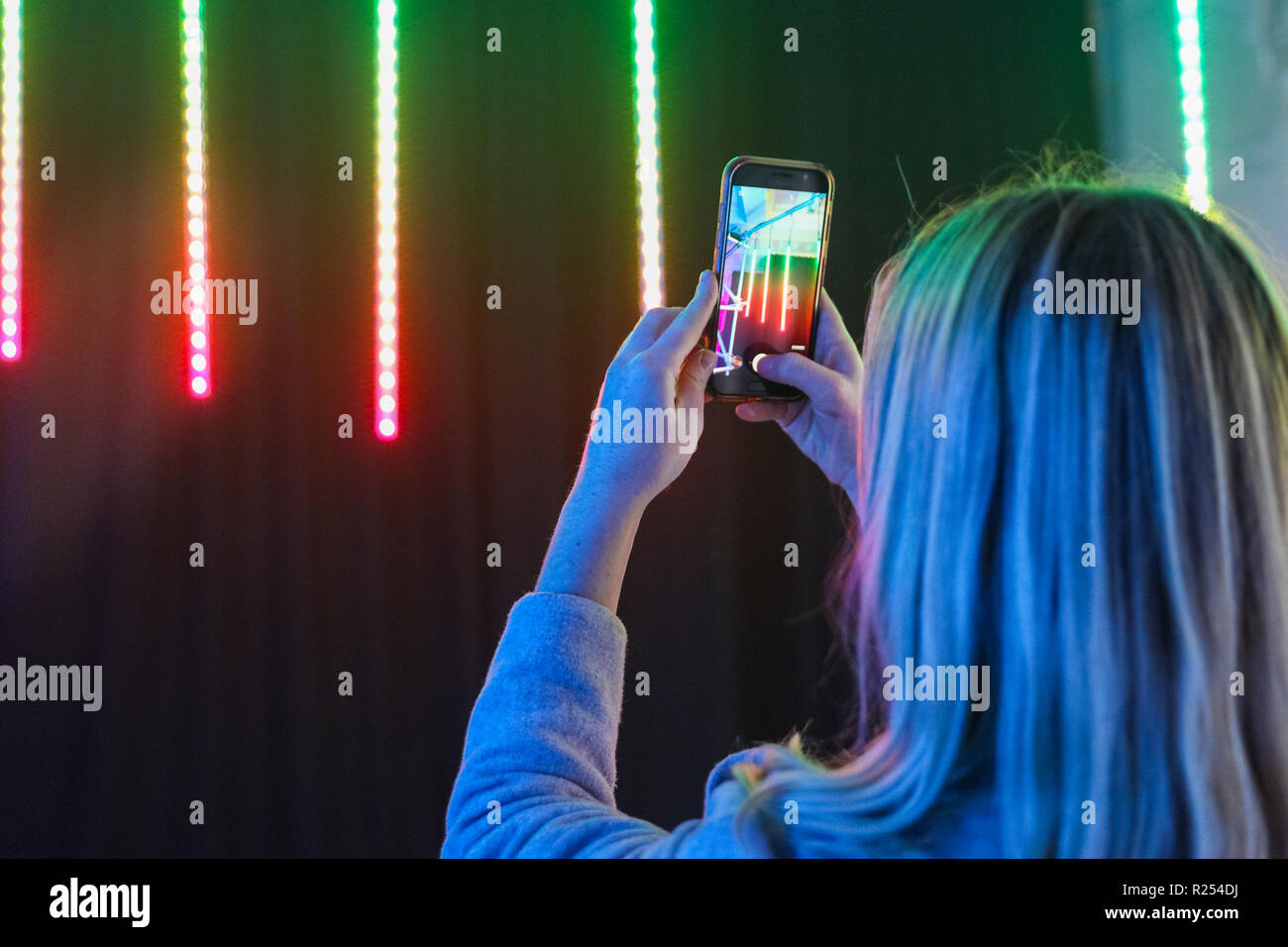 Regent Street, Londra, Regno Unito, 16 Nov 2018. I visitatori hanno divertimento prendendo selfies, guardando le loro riflessioni e la loro posa con la luce colorata di installazioni. Luci di Mulberry è una serie di illuminazione di esperienze interattive che celebrare come luci, colori, forme e le persone si incontrano per creare un moderno britannico di Natale. Esso funziona a 100 Regent Street fino a nov 18 Credito: Imageplotter News e sport/Alamy Live News Foto Stock