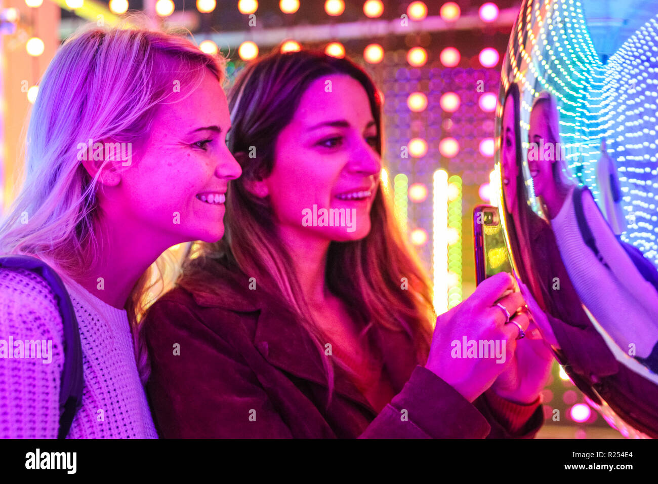 Regent Street, Londra, Regno Unito, 16 Nov 2018. I visitatori hanno divertimento prendendo selfies, guardando le loro riflessioni e la loro posa con la luce colorata di installazioni. Luci di Mulberry è una serie di illuminazione di esperienze interattive che celebrare come luci, colori, forme e le persone si incontrano per creare un moderno britannico di Natale. Esso funziona a 100 Regent Street fino a nov 18 Credito: Imageplotter News e sport/Alamy Live News Foto Stock