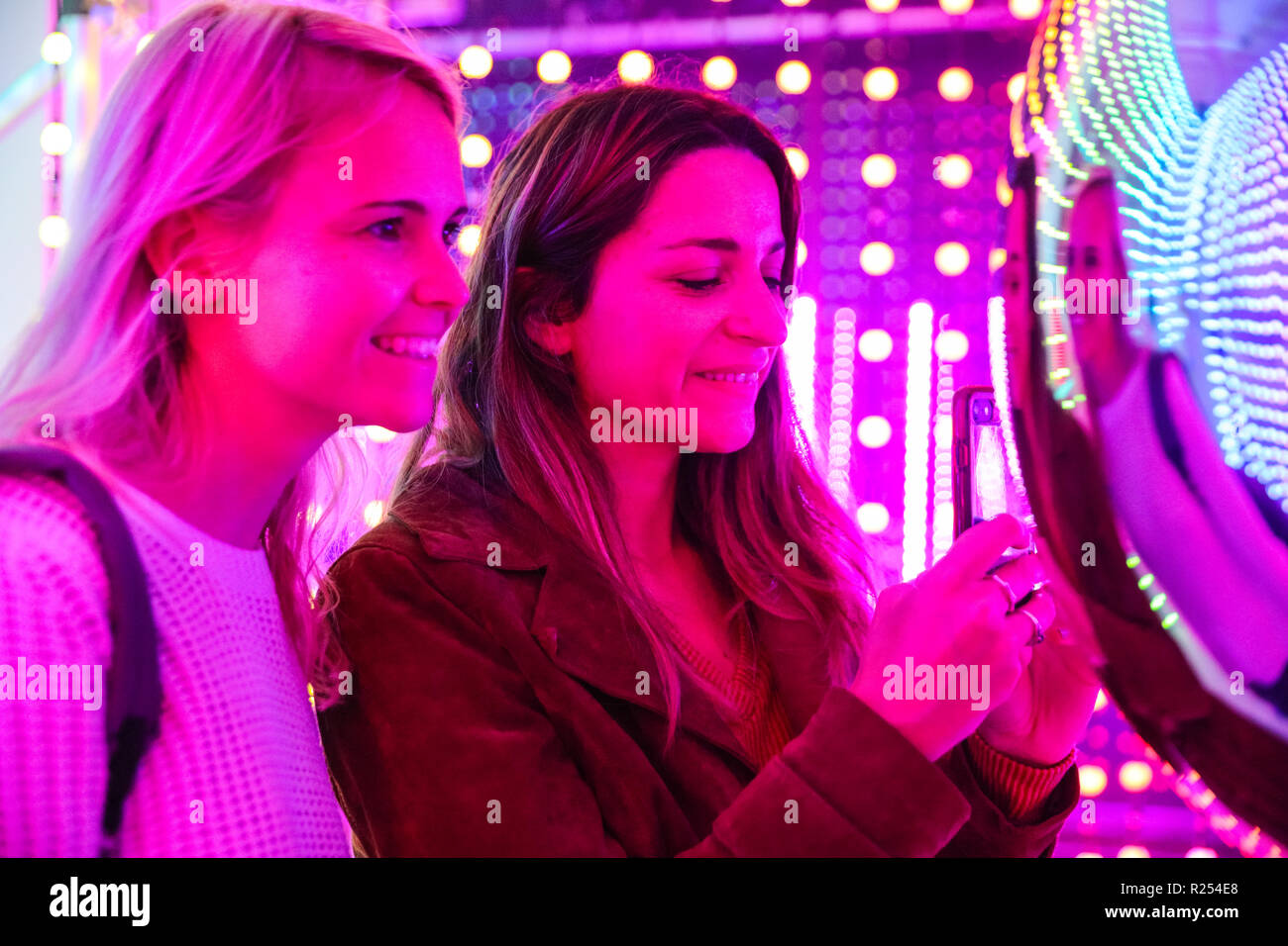 Regent Street, Londra, Regno Unito, 16 Nov 2018. I visitatori hanno divertimento prendendo selfies, guardando le loro riflessioni e la loro posa con la luce colorata di installazioni. Luci di Mulberry è una serie di illuminazione di esperienze interattive che celebrare come luci, colori, forme e le persone si incontrano per creare un moderno britannico di Natale. Esso funziona a 100 Regent Street fino a nov 18 Credito: Imageplotter News e sport/Alamy Live News Foto Stock