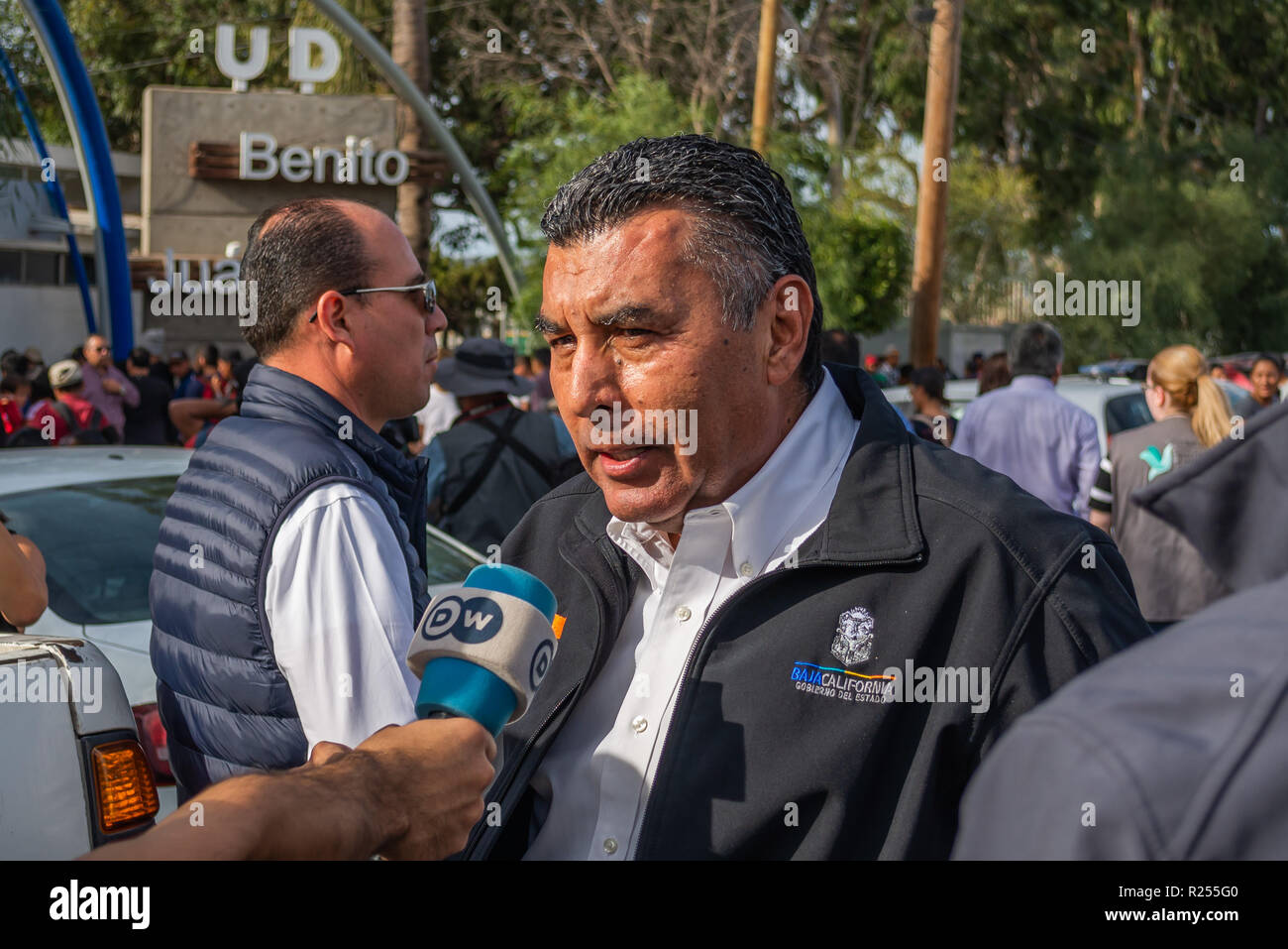 Novembre 15, 2018 - Baja California del segretario-generale, Francisco Rueda Gomez parla ai media al di fuori di Unidad Deportiva Benito Juarez, un locale complesso ricreativo girato rifugio di fortuna, su come il governo sta affrontando l'afflusso dell America Centrale aslyum asilo, anche noto come '"migranti caravan'', arrivando a Tijuana, Messico il 15 novembre 2018. Credito: Vito Di Stefano/ZUMA filo/Alamy Live News Foto Stock