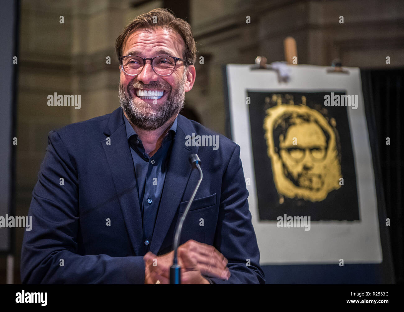 Mainz, Germania. Xvi Nov, 2018. Jürgen Klopp, allenatore di calcio del Liverpool FC, è felice circa il golden stampa con il suo ritratto dopo la cerimonia di consegna del premio. L'allenatore di calcio del Liverpool FC e ex allenatore della squadra della Bundesliga Mainz 05 riceve il 'Mainzer Medien-Preis für Nachhaltiges Mediales Wirken'. Un artista ha realizzato undici stampe di legno con un ritratto dell'allenatore di calcio. Credito: Andreas Arnold/dpa/Alamy Live News Foto Stock