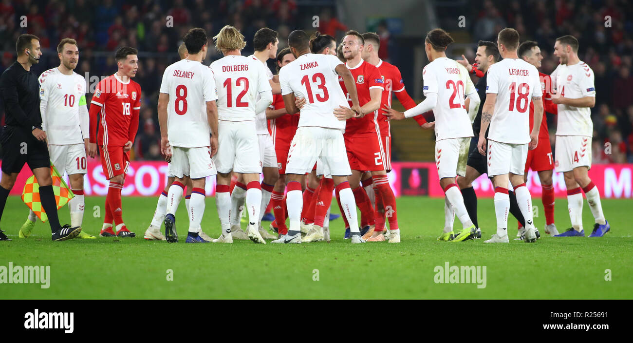 Cardiff City Stadium di Cardiff, Regno Unito. Xvi Nov, 2018. La UEFA Nazioni League Football, il Galles contro la Danimarca; Galles e in Danimarca i giocatori si scontrano in ritardo nel credito di gioco: Azione Plus sport/Alamy Live News Foto Stock