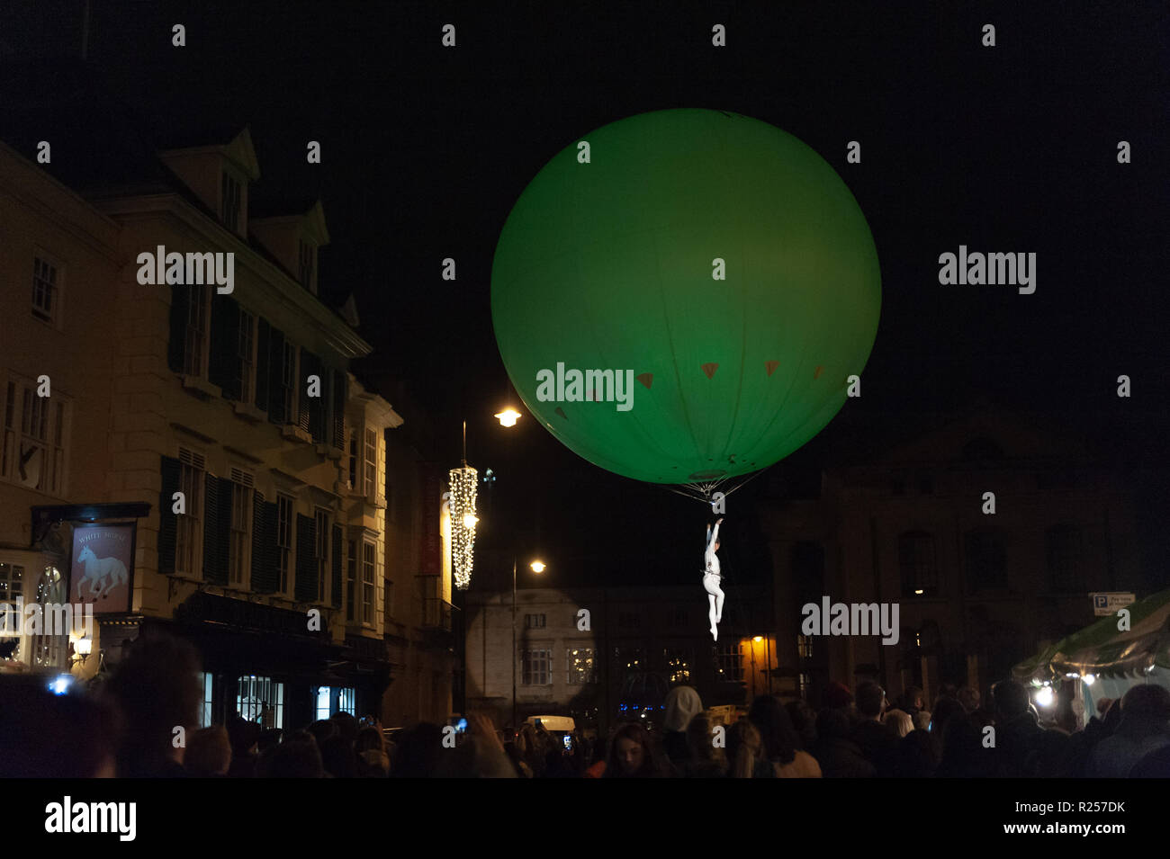 Oxford, Regno Unito. Il 16 novembre 2018. Una ethereal prestazioni acrobatiche da un elemento femmina della Fabbrica dei Sogni galleggiante sopra Oxford Natale festa delle luci in Broad Street. Credito: WALvAUS/Alamy Live News Foto Stock