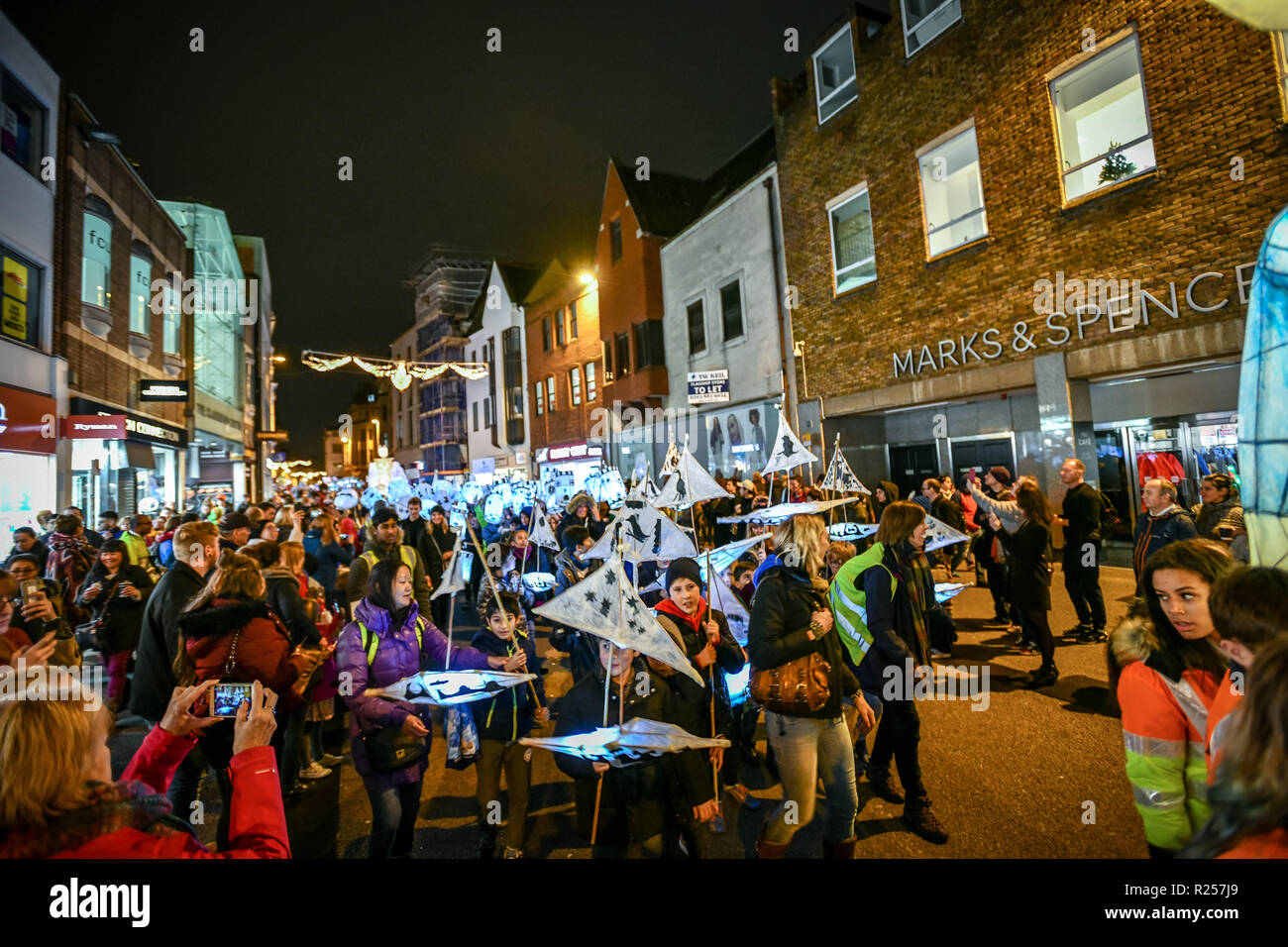 Oxford, Regno Unito. 16 Nov, 2018. Oxford Luci di Natale Festival ha lanciato con una lanterna Parade. I bambini dalla partecipazione nelle scuole elementari locali realizzati lanterne e hanno marciato attraverso il mercato strade di Oxford dal centro città. Il tema di quest anno è "inesplorata Oxford' con vari edifici aperti al pubblico una mostra di luce raffigurante la loro storia. Sidney Bruere/Alamy Live News Foto Stock