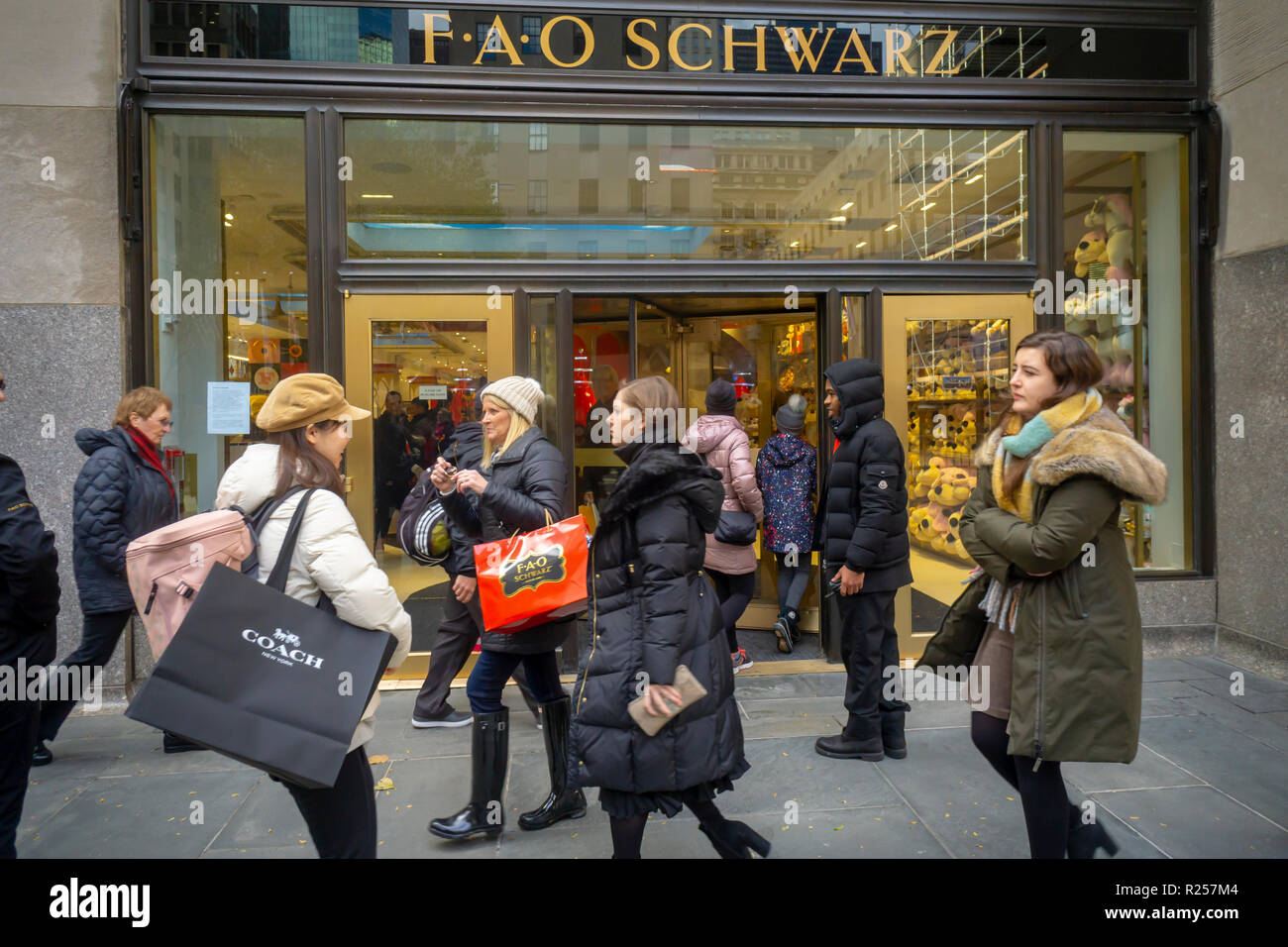 New York, Stati Uniti d'America. Il 16 novembre 2018. Gli amanti dello shopping al di fuori il giocattolo emporium FAO Schwarz, visto il suo grande apertura, Venerdì 16 Novembre, 2018. Tre anni dopo aver chiuso le sue porte sulla Quinta Avenue il rivenditore è stato riesumato da ThreeSixty Group che ha acquistato il marchio da Toys R Us nel 2016. Il nuovo negozio cattura l'essenza e la nostalgia delle ex posizione compresa la tastiera gigante che si era visto nel film "grandi". (Â© Richard B. Levine) Credito: Richard Levine/Alamy Live News Foto Stock